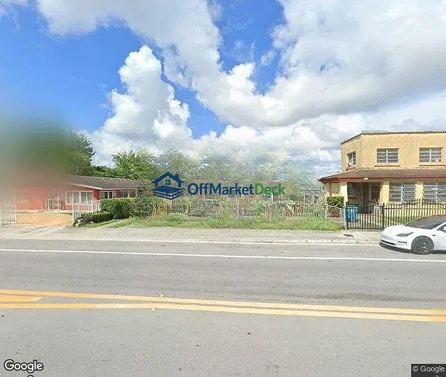 Off-market house in Miami, Florida — 4 beds, 2 baths, $440,000 - Blurred background Image