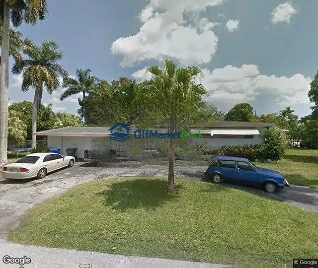 Off-market house in Hollywood, Florida — 3 beds, 2 baths, $459,900 - Blurred background Image