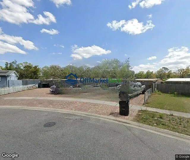 Off-market house in Orlando, Florida — 3 beds, 2 baths, $275,000 - Blurred background Image