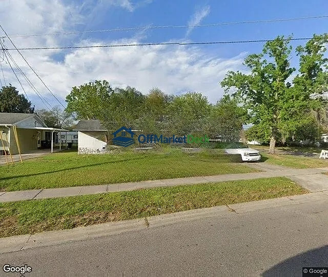 Off-market house in Orlando, Florida — 3 beds, 2 baths, $215,000 - Blurred background Image