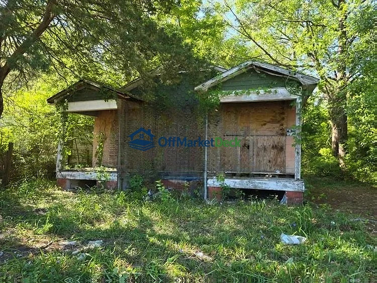 Off-market house in Mobile, Alabama — 2 beds, 1 bath, $29,000 - Blurred background Image