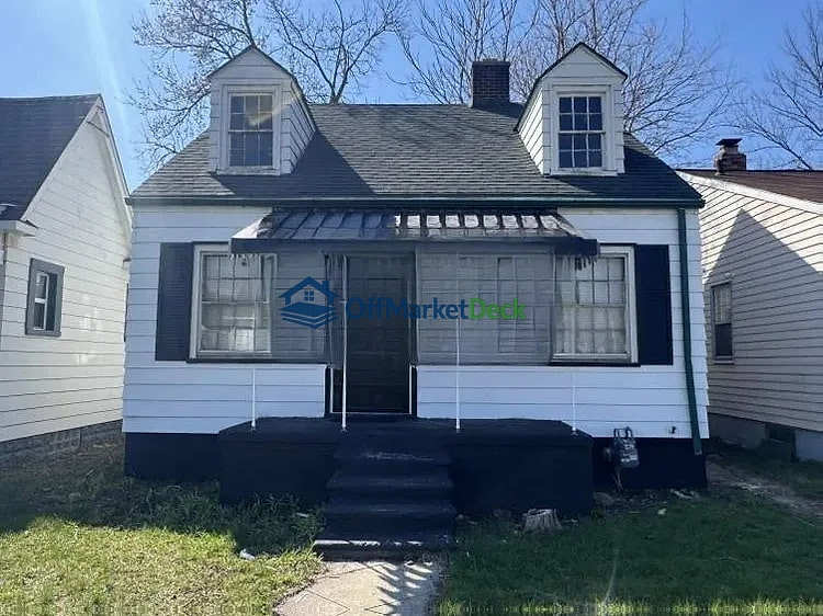Off-market house in Detroit, Michigan — 3 beds, 1.5 baths, $46,000 - Blurred background Image