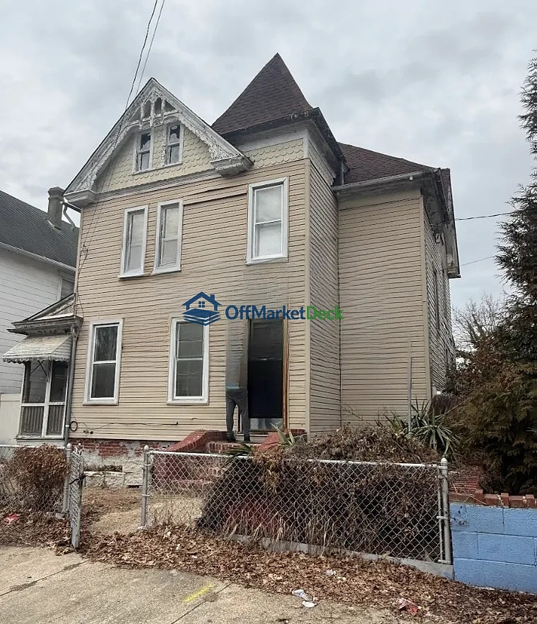 Off-market house in Salem, New Jersey — 3 beds, 2.5 baths, $110,000 - Blurred background Image
