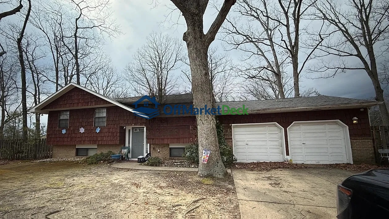 Off-market house in Berlin Township, New Jersey — 4 beds, 1.5 baths, $335,000 - Blurred background Image