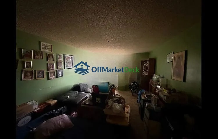 Off-market house in Phoenix, Arizona — 3 beds, 2 baths, $289,900 - Blurred background Image