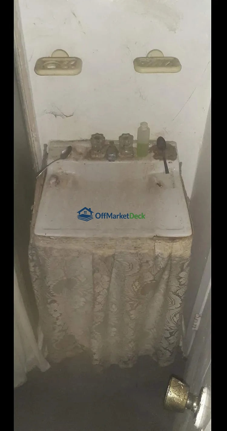 Off-market house in Fort Worth, Texas — 3 beds, 2 baths, $139,990 - Blurred background Image