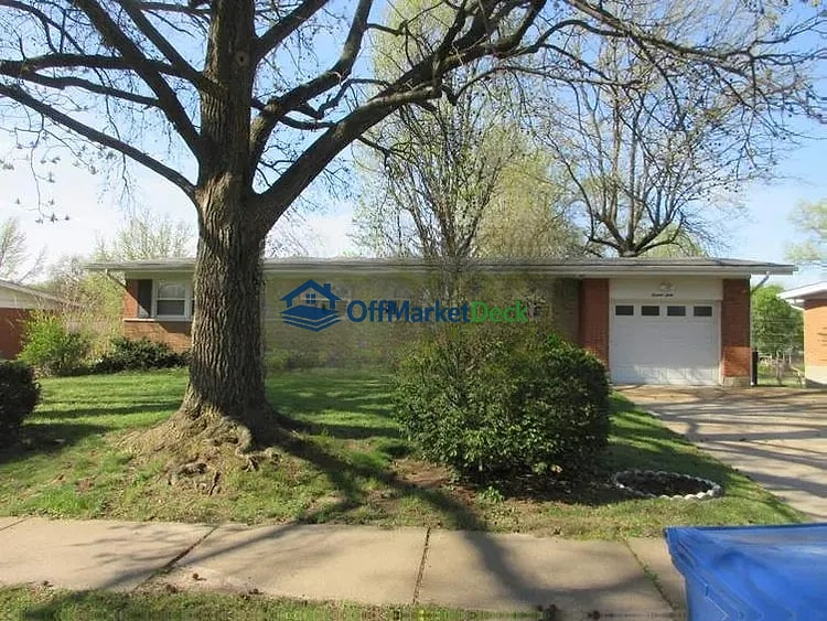 Off-market house in Florissant, Missouri — 3 beds, 2.5 baths, $139,000 - Blurred background Image