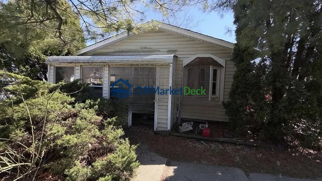 Off-market house in St. Clair Shores, Michigan — 3 beds, 1 bath, $159,900 - Blurred background Image