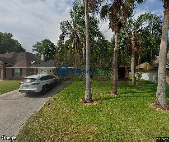 Off-market house in Jacksonville, Florida — 3 beds, 2 baths, $427,500 - Blurred background Image