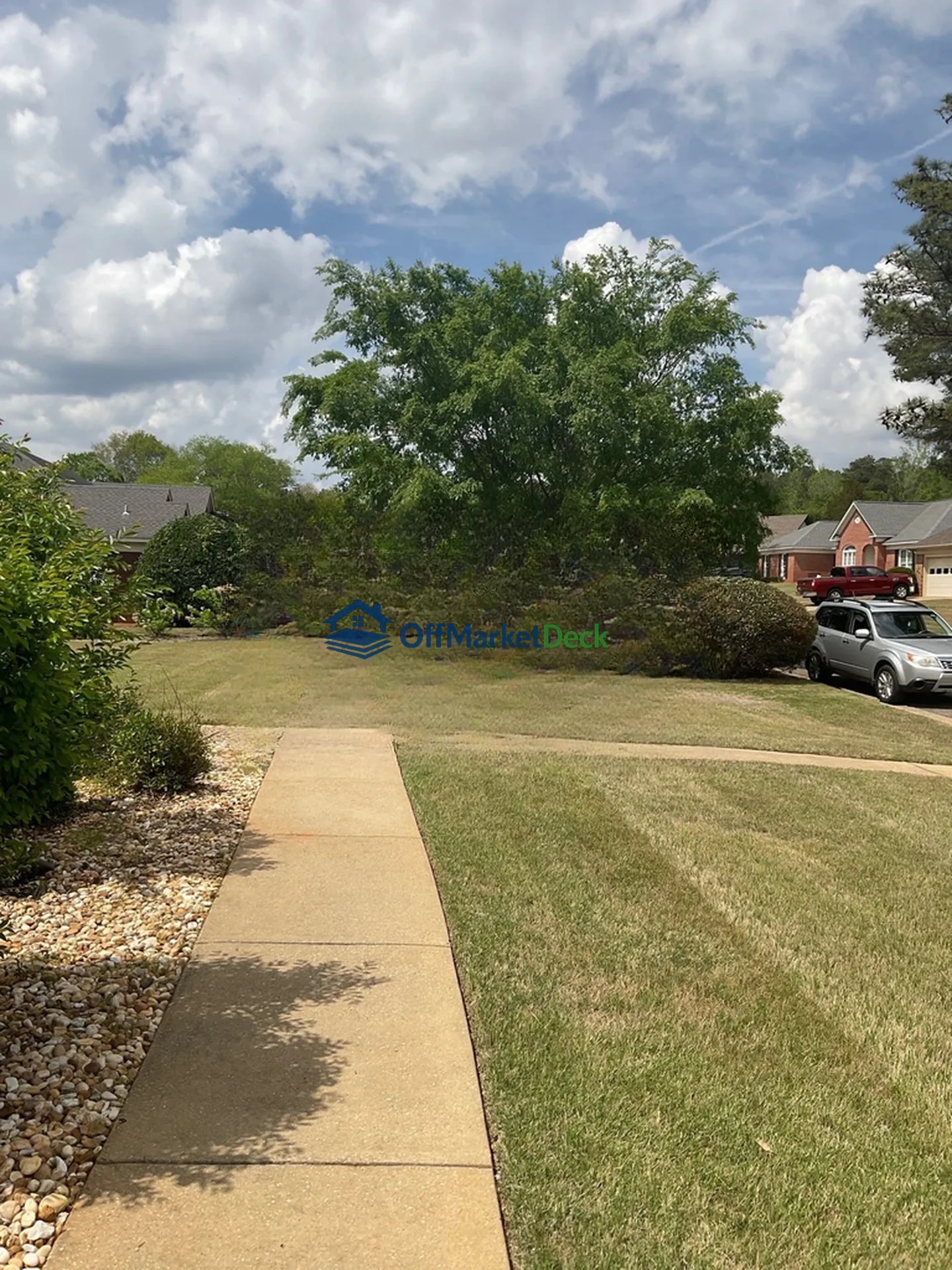 Off-market house in Columbus, Georgia — 3 beds, 2.5 baths, $290,000 - Blurred background Image