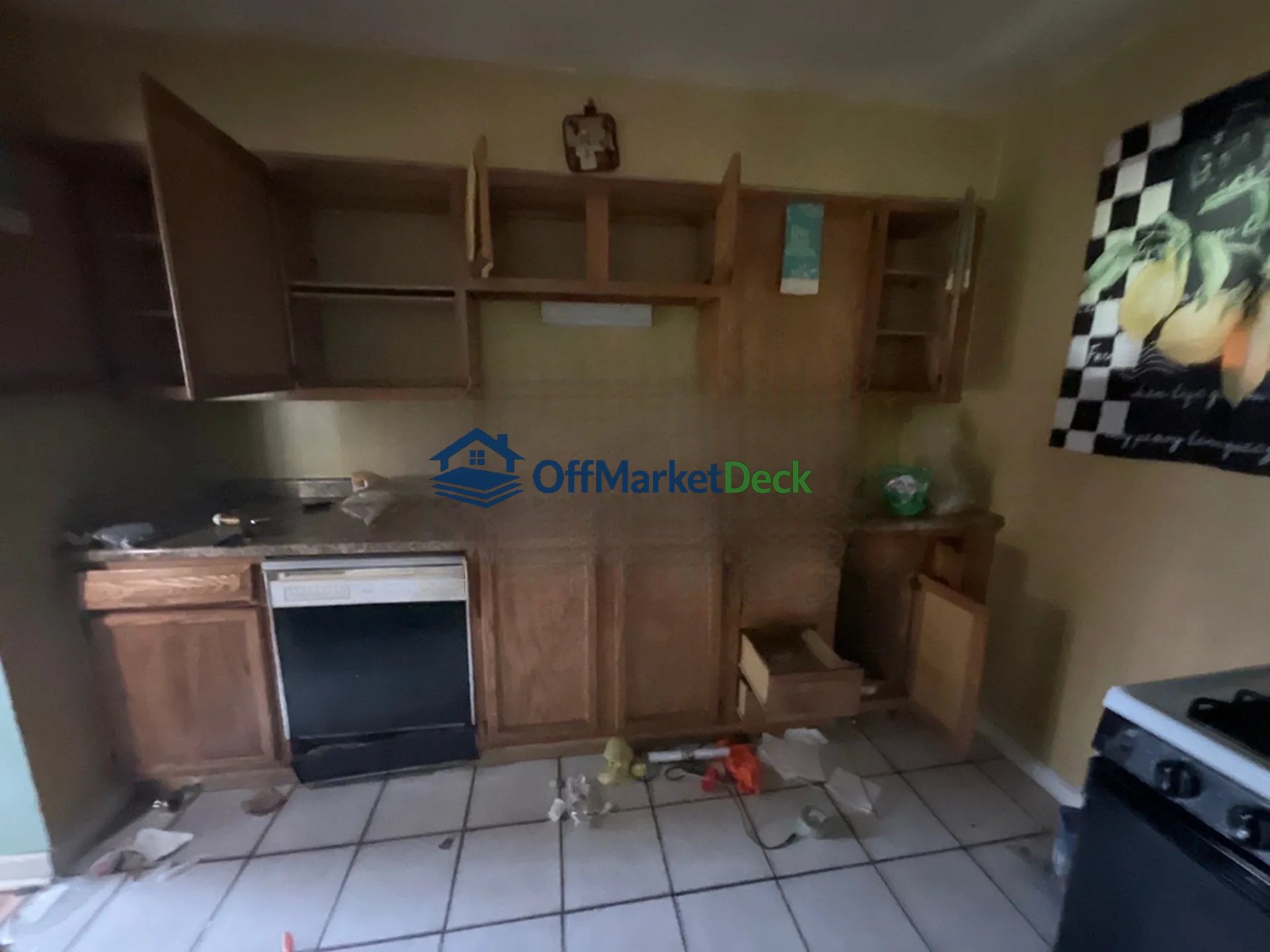 Off-market house in Cincinnati, Ohio — 3 beds, 1 bath, $112,500 - Blurred background Image