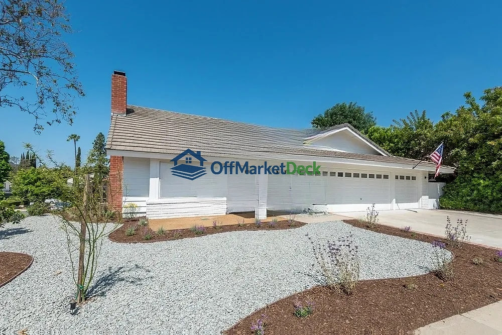 Off-market condo in Los Angeles, California — 3 beds, 2.5 baths, $2,495,000 - Blurred background Image