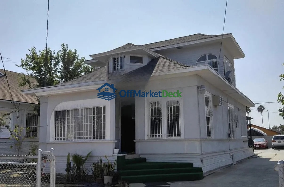 Off-market house in Los Angeles, California — 3 beds, 3 baths, $750,000 - Blurred background Image
