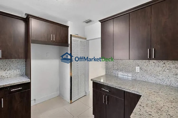 Off-market house in Miami, Florida — 3 beds, 2 baths, $699,900 — photo 3 of 8