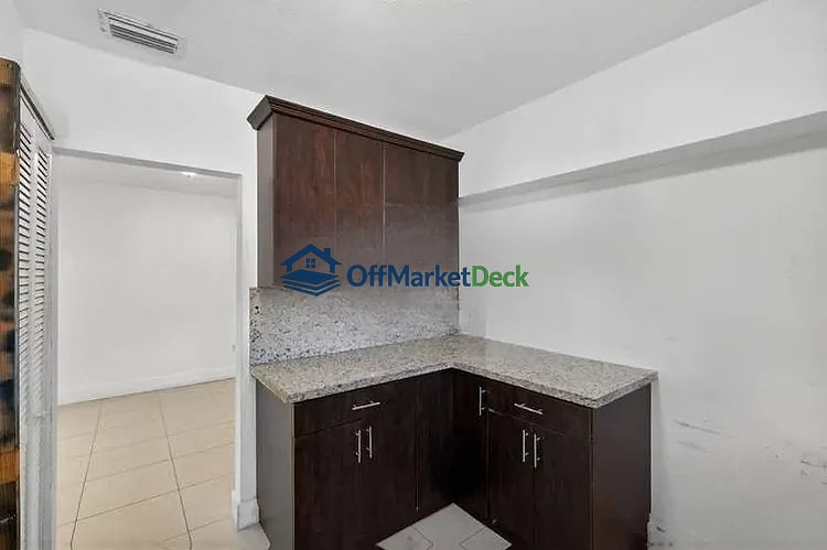Off-market house in Miami, Florida — 3 beds, 2 baths, $699,900 — photo 6 of 8