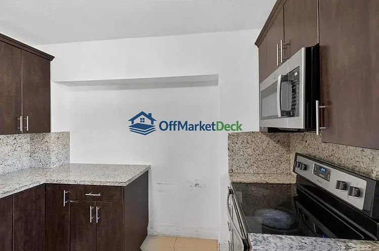 Off-market house in Miami, Florida — 3 beds, 2 baths, $699,900 — photo 5 of 8