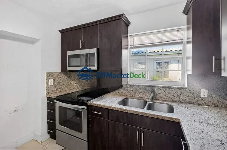 Off-market house in Miami, Florida — 3 beds, 2 baths, $699,900 — photo 4 of 8
