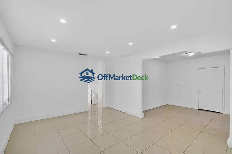 Off-market house in Miami, Florida — 3 beds, 2 baths, $699,900 — photo 2 of 8