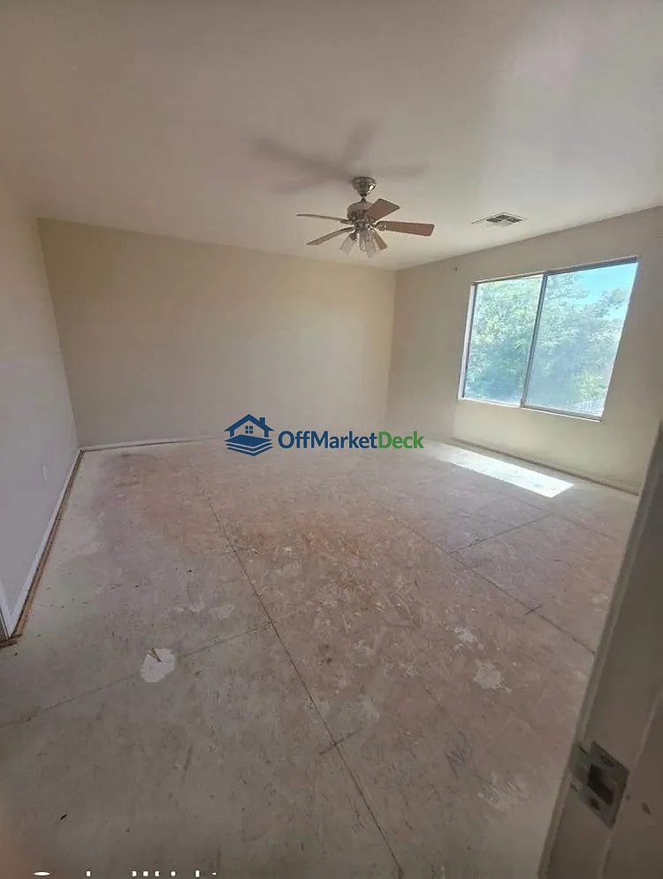 Off-market house in El Mirage, Arizona — 5 beds, 3 baths, $355,000 — photo 6 of 8