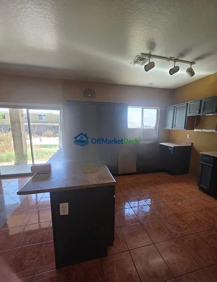 Off-market house in El Mirage, Arizona — 5 beds, 3 baths, $355,000
