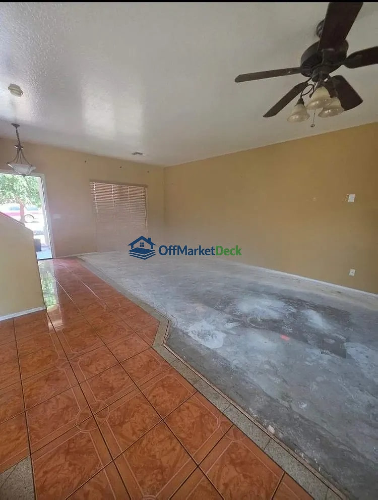 Off-market house in El Mirage, Arizona — 5 beds, 3 baths, $355,000 — photo 3 of 8