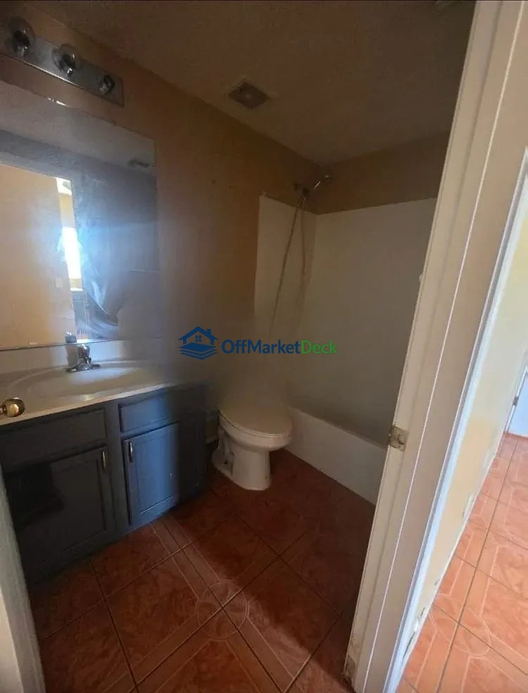 Off-market house in El Mirage, Arizona — 5 beds, 3 baths, $355,000 — photo 2 of 8