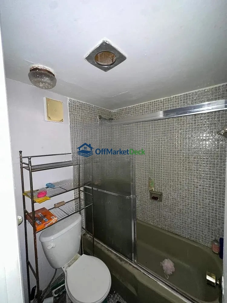 Off-market house in Sunny Isles Beach, Florida — 1 bed, 1.5 baths, $104,900 — photo 5 of 8