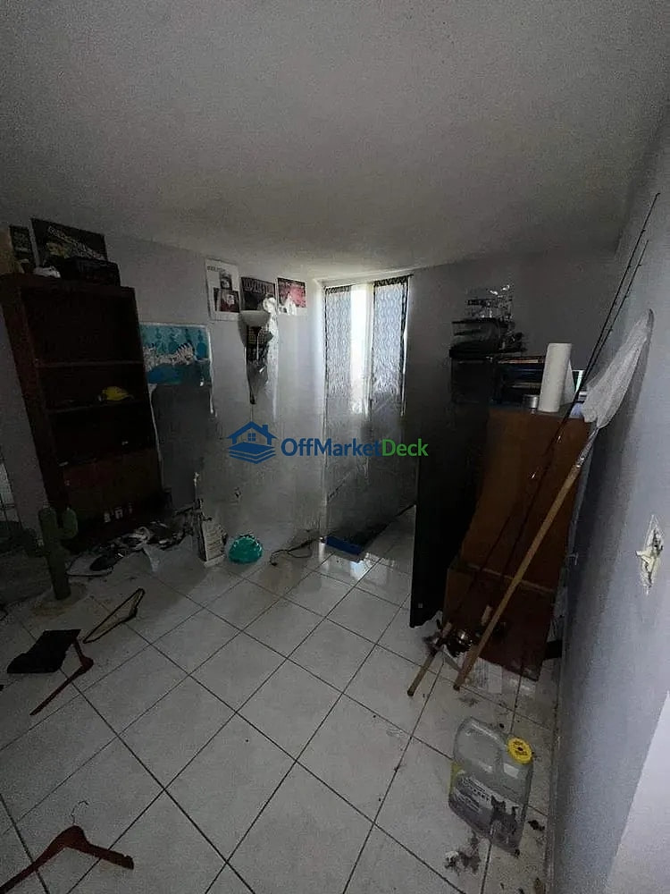 Off-market house in Sunny Isles Beach, Florida — 1 bed, 1.5 baths, $104,900 — photo 2 of 8