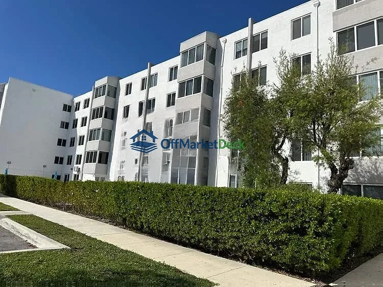 Off-market house in Sunny Isles Beach, Florida — 1 bed, 1.5 baths, $104,900 — photo 3 of 8