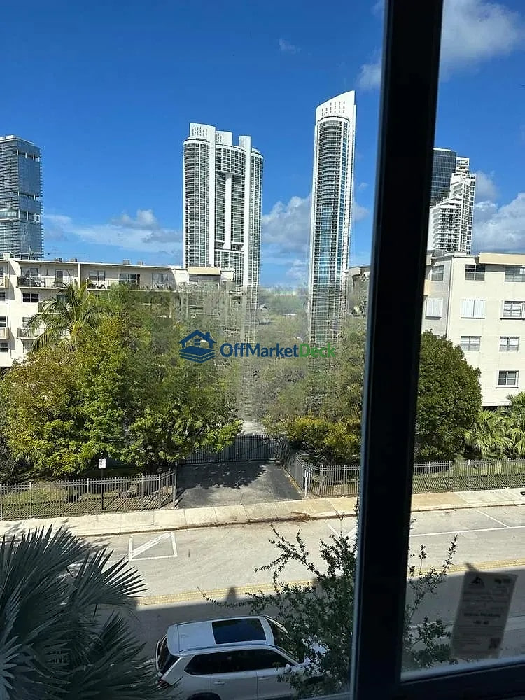 Off-market house in Sunny Isles Beach, Florida — 1 bed, 1.5 baths, $104,900 — photo 4 of 8