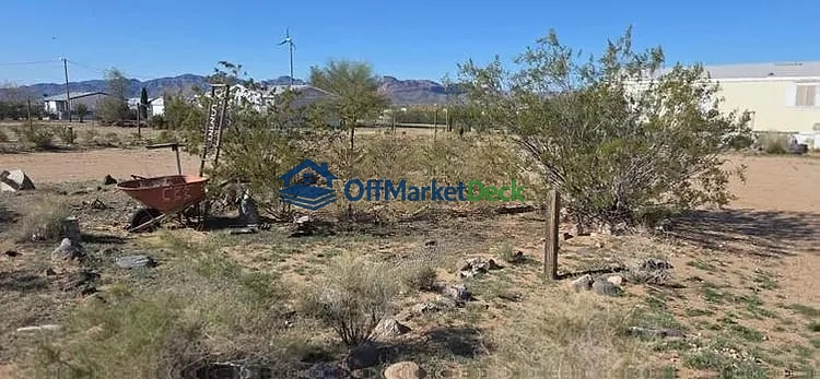 Off-market house in Golden Valley, Arizona — 2 beds, 2 baths, $85,000 — photo 3 of 8