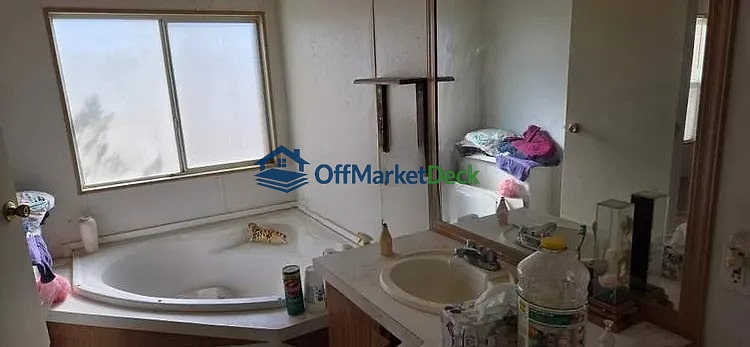 Off-market house in Golden Valley, Arizona — 2 beds, 2 baths, $85,000 — photo 6 of 8