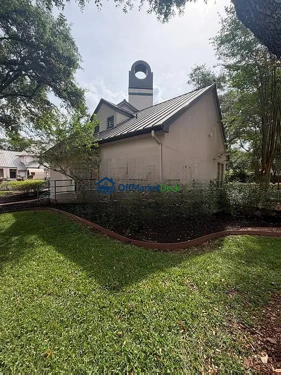 Off-market house in Sugar Land, Texas — 2 beds, 2 baths, $215,000 — photo 5 of 8