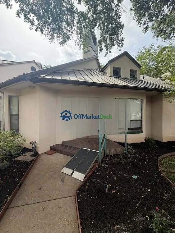 Off-market house in Sugar Land, Texas — 2 beds, 2 baths, $215,000 — photo 3 of 8