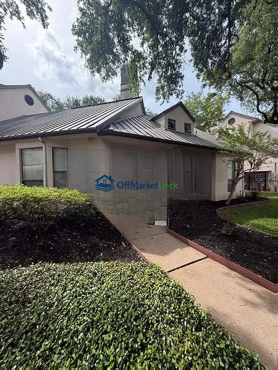 Off-market house in Sugar Land, Texas — 2 beds, 2 baths, $215,000 — photo 2 of 8