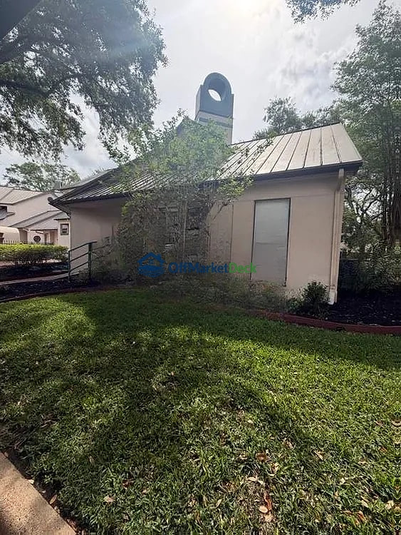 Off-market house in Sugar Land, Texas — 2 beds, 2 baths, $215,000 — photo 4 of 8