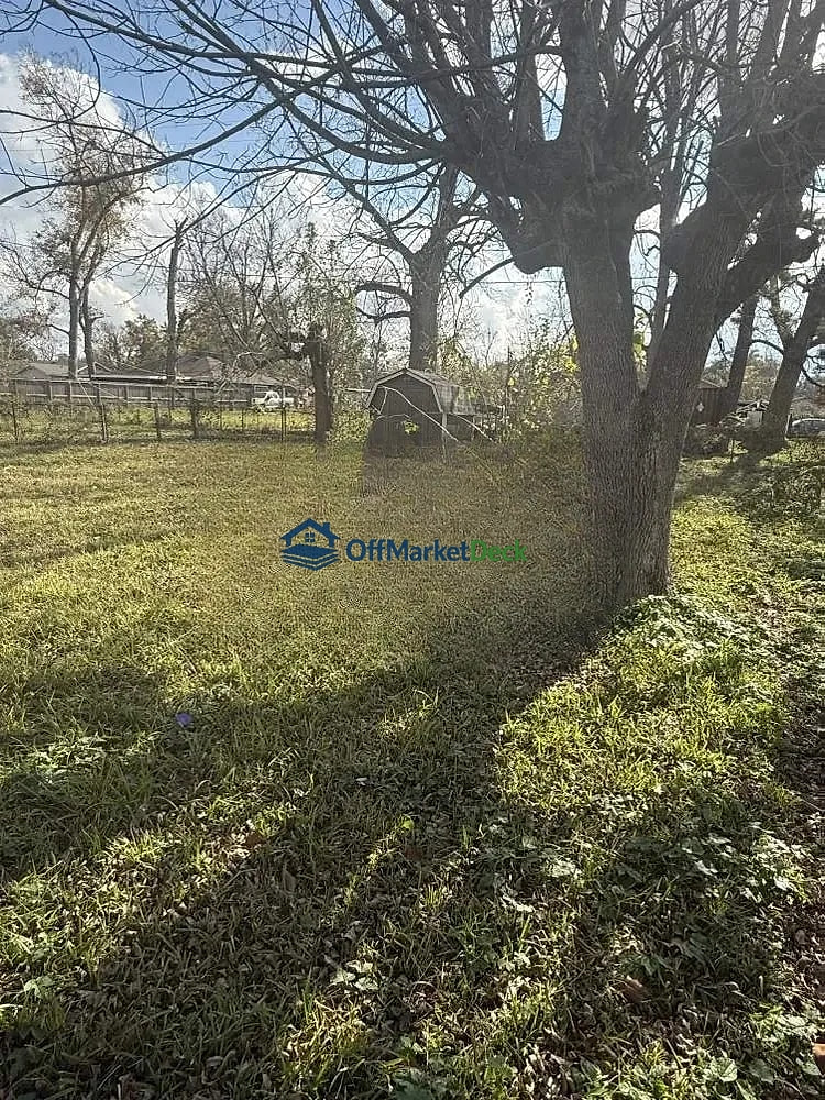 Off-market house in Houston, Texas — 3 beds, 1 bath, $72,500 — photo 2 of 8