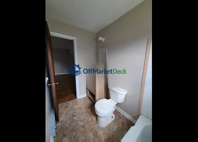 Off-market house in Greensboro, North Carolina — 4 beds, 2 baths, $245,000 — photo 3 of 8