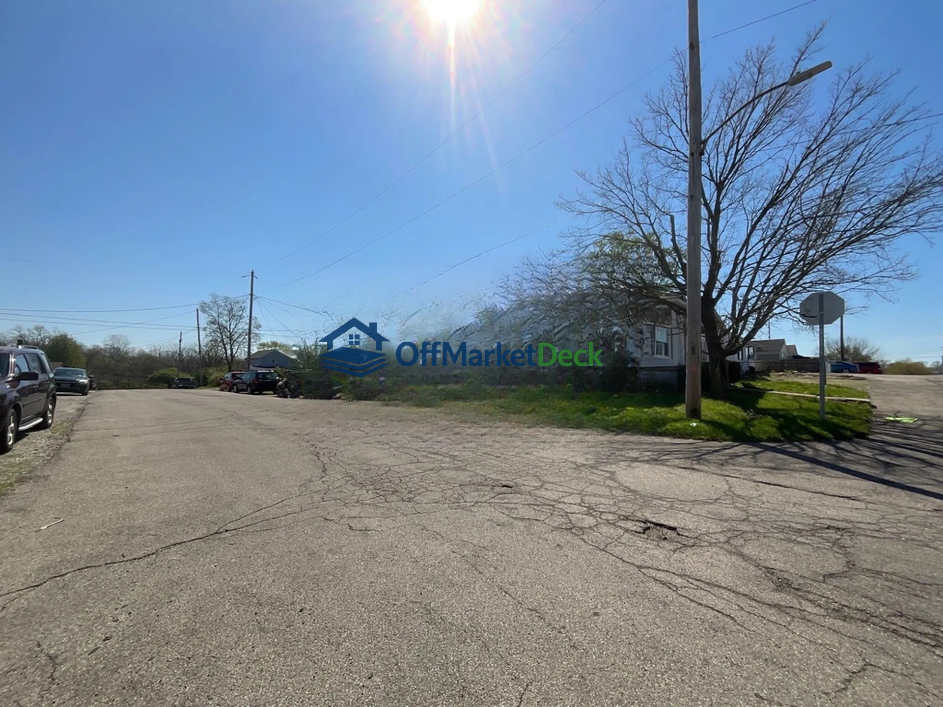Off-market house in Hamilton, Ohio — 3 beds, 2 baths, $122,500 - Blurred background Image