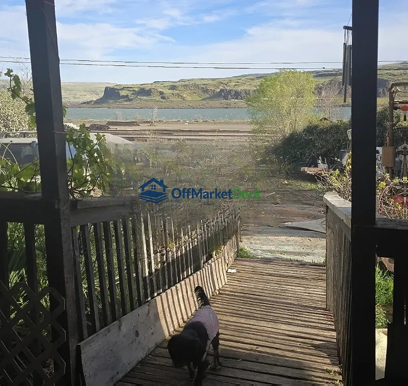 Off-market house in Wishram, Washington — 4 beds, 2 baths, $100,000 — photo 2 of 3