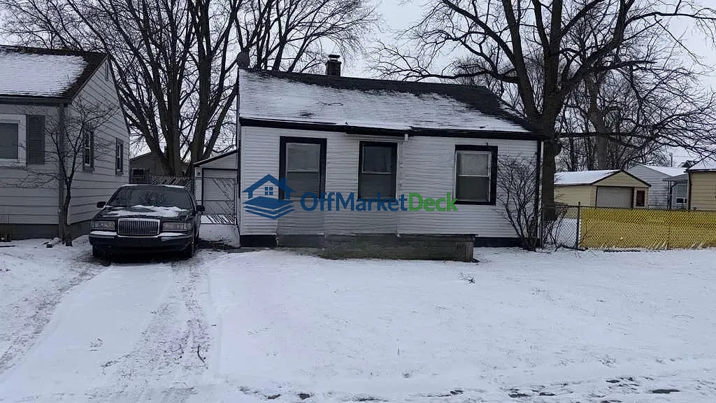 Off-market house in Garden City, Michigan — 2 beds, 1 bath, $86,900 - Blurred background Image