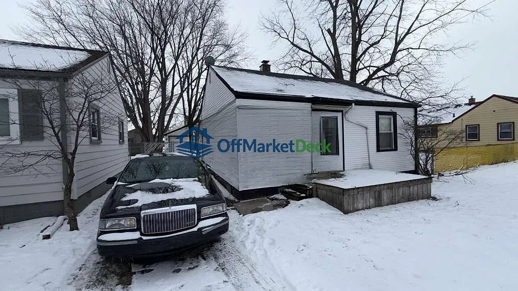 Off-market house in Garden City, Michigan — 2 beds, 1 bath, $86,900 — photo 2 of 8