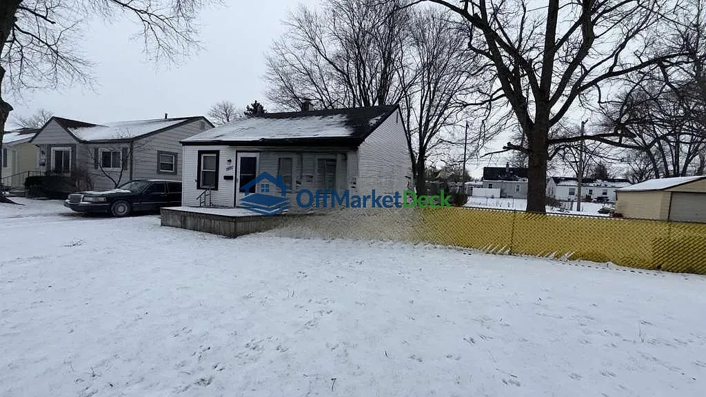 Off-market house in Garden City, Michigan — 2 beds, 1 bath, $86,900 — photo 3 of 8