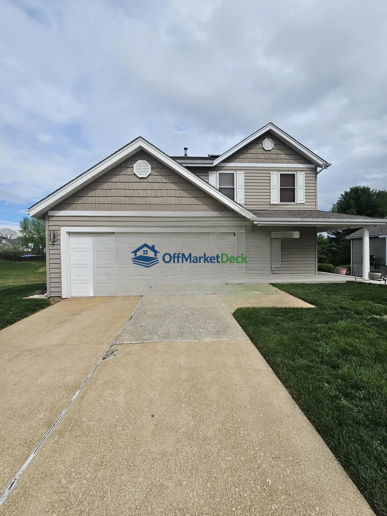 Off-market house in Florissant, Missouri — 3 beds, 2.5 baths, $179,900 - Blurred background Image
