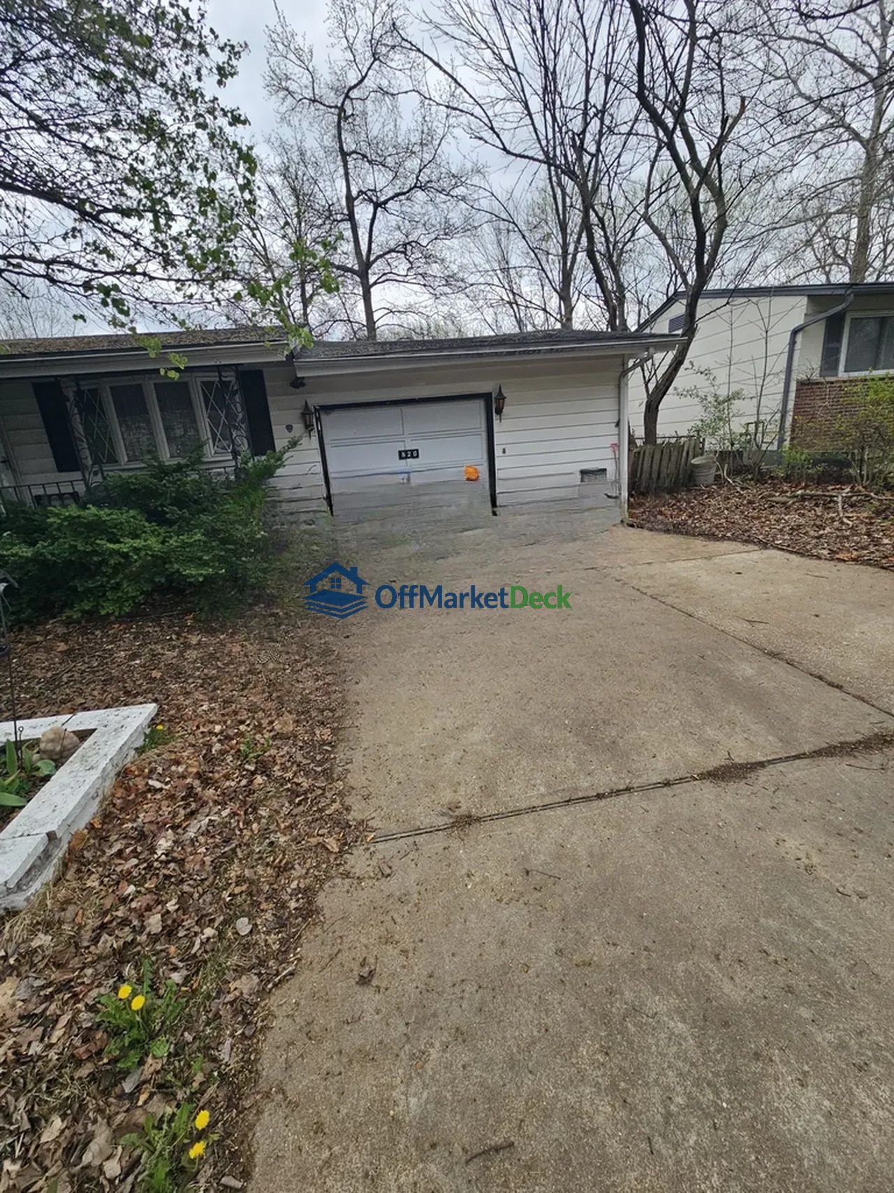 Off-market house in Florissant, Missouri — 3 beds, 1.5 baths, $154,900 - Blurred background Image