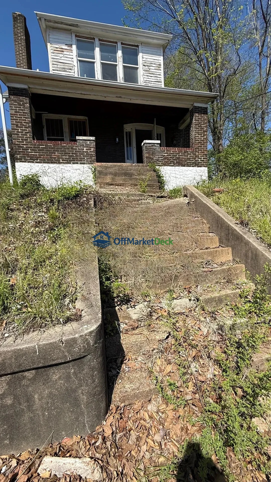 Off-market house in St. Louis, Missouri — 3 beds, 1 bath, $19,900 - Blurred background Image