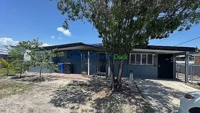 Off-market house in Tampa, Florida — 3 beds, 1 bath, $249,900 - Blurred background Image