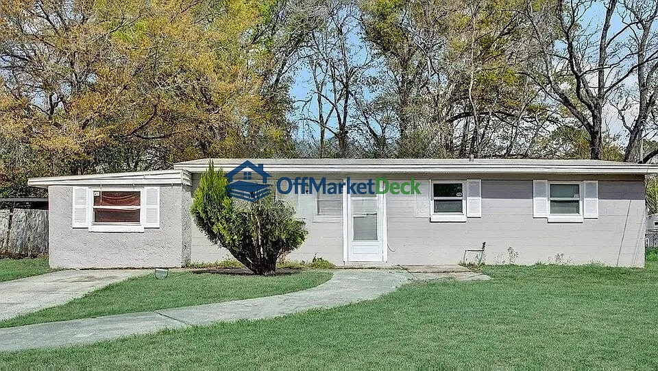 Off-market house in Jacksonville, Florida — 4 beds, 2 baths, $182,900 - Blurred background Image