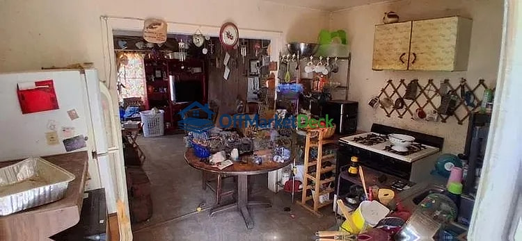 Off-market house in Winkelman, Arizona — 3 beds, 1.5 baths, $12,500 — photo 6 of 8