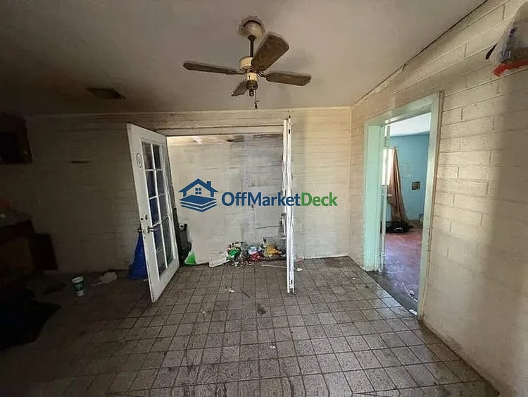 Off-market house in Chandler, Arizona — 4 beds, 2 baths, $260,000 — photo 2 of 8